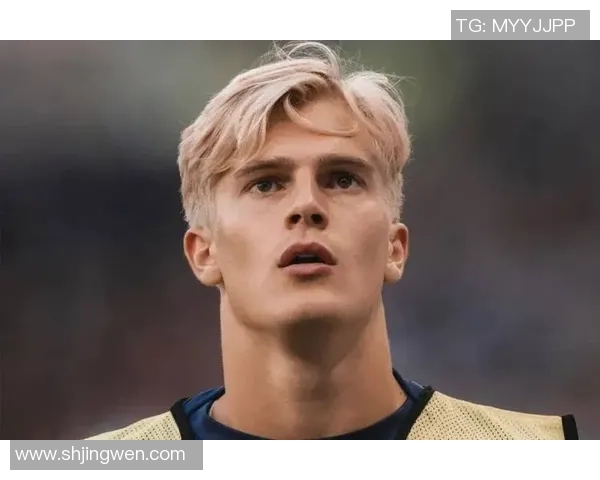 潮男足球球星引领时尚潮流与运动风尚完美融合的魅力之路