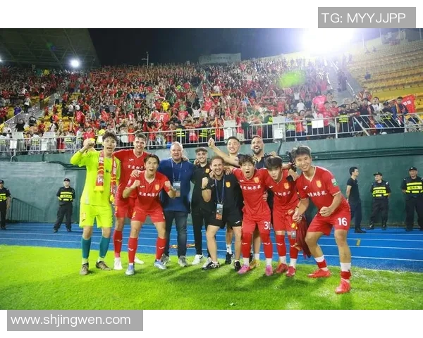 足球巨星瞬间定格挑战 激发球迷创意无限的精彩时刻展示