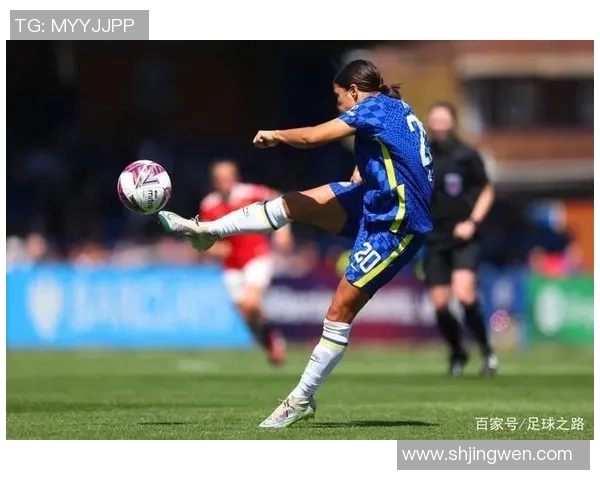 足球明星射门瞬间定格精彩时刻展现力量与技巧的完美融合