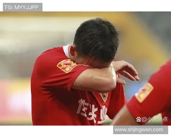 足球球星19全新写真曝光展现非凡魅力与拼搏精神 足球球星19全新写真曝光展现非凡魅力与拼搏精神