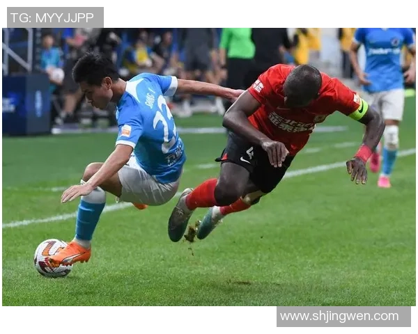 足球球星日常生活瞬间合影展现亲切一面,镜头背后的真实与温暖 足球球星日常生活瞬间合影展现亲切一面,镜头背后的真实与温暖