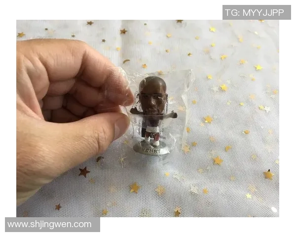 足球球星手办全身雕塑细节呈现 精湛工艺展现球员风采 足球球星手办全身雕塑细节呈现 精湛工艺展现球员风采